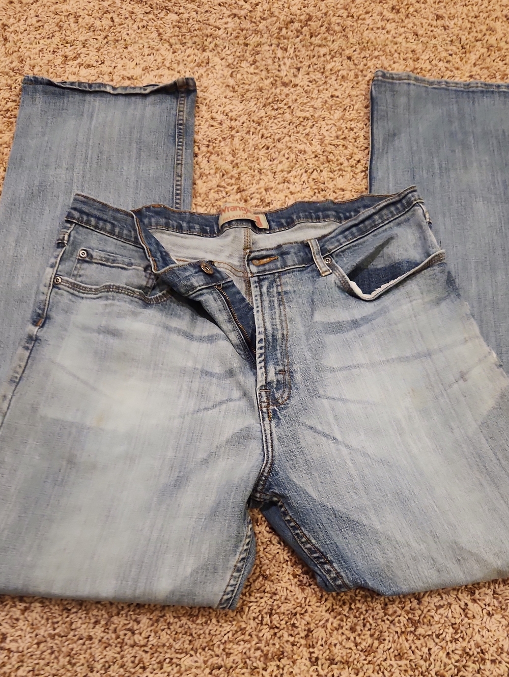 Wrangler Men's Light Blue Relaxed Straight Jeans